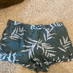 Stars Above Green Leaf Print Women's Shorts